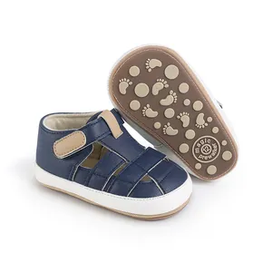 Detailansicht der dunkelblauen Baby-Lauflern-Sandalen mit rutschfester Sohle und Leder
