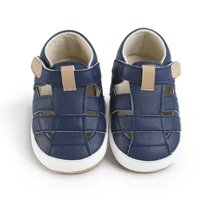 Detailansicht der blauen Baby-Sommersandalen mit Lederstruktur und Klettverschluss