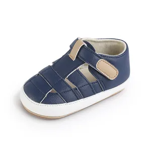 Klassische dunkelblaue und hellbraune Baby-Lauflernsandalen für Säuglinge von null bis eins