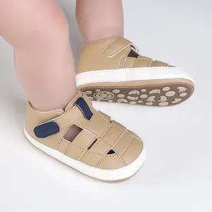 Stilvolle khakifarbene Baby-Sommersandalen mit weichen Sohlen und Klettverschluss.