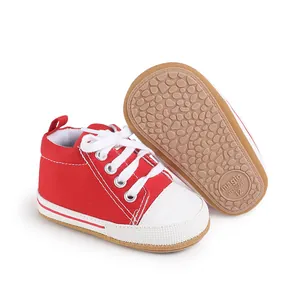 Detalle de zapato de lona roja para bebé con suela de goma antideslizante flexible