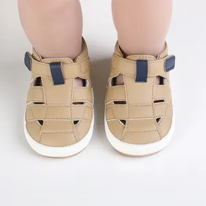Detaillierte Ansicht der khakifarbenen Baby-Sommersandalen mit weicher weißer Sohle.
