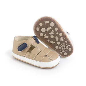 Detailansicht von Baby-Lauflern-Sandalen mit rutschfester Gummisohle und Klettverschluss.
