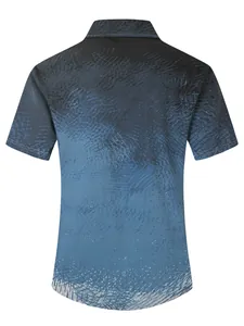 Vue arrière détaillée d'un polo à manches courtes pour hommes avec imprimé dégradé bleu