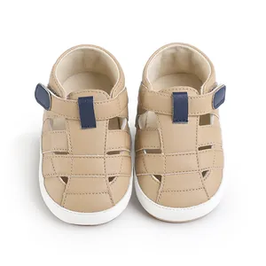 Detaillierte Draufsicht auf beige Baby-Laufsandalen mit dunkelblauen Klettverschlüssen