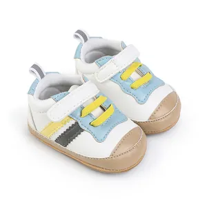 Dettaglio scarpe da camminata colorate per neonati con cinturino in velcro e lacci gialli