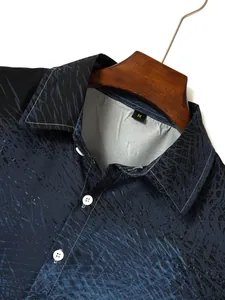 Vue détaillée du col et du motif rayé dégradé d'une chemise pour homme élégante
