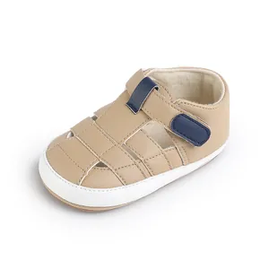 Detailansicht von braunen Baby-Sommersandalen mit dunkelblauen Klettverschlüssen