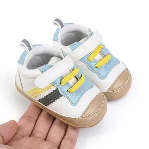 Primo piano di scarpe primi passi colorate per neonati con velcro