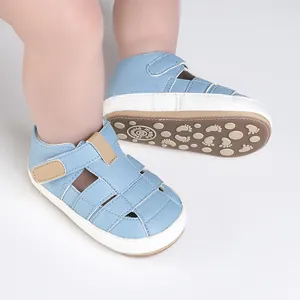 Detailansicht blauer Baby-Lauflernsandale mit rutschfester Gummisohle und Profil