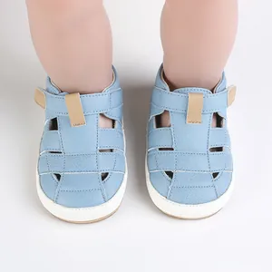 Detailansicht der hellblauen Baby-Sommersandalen mit weicher rutschfester Sohle für Babys