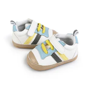 Dettaglio di scarpine colorate per neonati con chiusure a velcro e motivi a righe