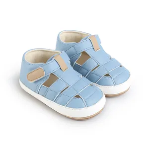 Ein Paar hellblaue Baby-Sommersandalen mit weicher weißer Sohle und Klettverschluss für Babys