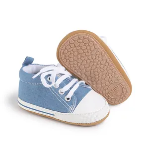 Vista detallada de zapatos de lona azul para bebé con suela antideslizante de guijarros