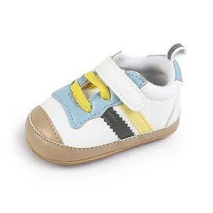 Dettaglio di scarpine primi passi colorate per neonati con texture in pelle e velcro
