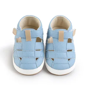 Draufsicht auf hellblaue Baby-Sommersandalen mit strukturiertem PU-Leder und Klettverschluss