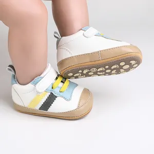 Dettaglio scarpine da neonato con suola antiscivolo e chiusura in velcro 0-1 anni.