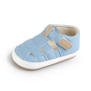 Seitenansicht der hellblauen Baby-Sommersandale mit weicher Ledertextur und Klettverschluss