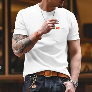 Detalle de camiseta blanca ajustada para hombre con cuello redondo y bolsillo frontal