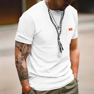 Detalle de camiseta blanca de hombre de corte entallado con cuello redondo y bolsillo.