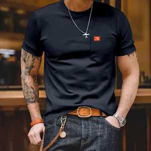Vista detallada de camiseta de hombre azul marino con cuello redondo, bolsillo y corte slim