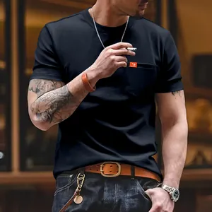 Detalle de primer plano de una camiseta negra de hombre con cuello redondo y bolsillo
