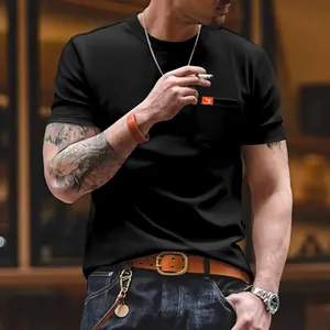 Primer plano de una camiseta negra entallada para hombre con un elegante detalle en el bolsillo.