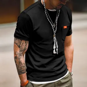 Detalle de una camiseta negra entallada para hombre con etiqueta naranja en el bolsillo del pecho
