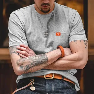 Primer plano de una camiseta gris de hombre con cuello redondo, corte ajustado y bolsillo