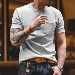 Primer plano de una camiseta gris de hombre con cuello redondo y bolsillo en el pecho