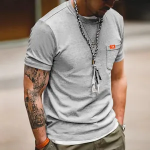 Camiseta gris ajustada para hombre con bolsillo funcional en el pecho y etiqueta naranja
