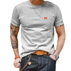 Camiseta casual de hombre gris de corte ajustado con cuello redondo y un bolsillo en el pecho
