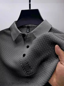 Polo en soie glacée gris pour homme avec design texturé en maille 3D haut de gamme