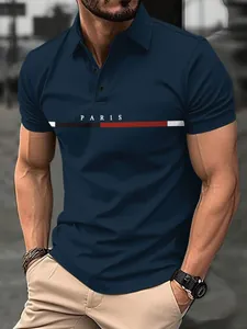 Polo informal azul marino para hombre con estampado de París y franja tricolor.