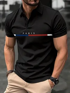 Polo negro elegante para hombre con estampado PARIS y detalles de rayas tricolores