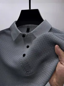 Polo à manches courtes en soie glacée texturée grise pour homme avec col revers