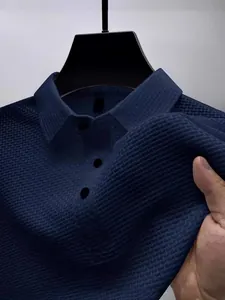 Polo pour hommes en soie glacée bleu marine avec tissu texturé et col à revers boutonné