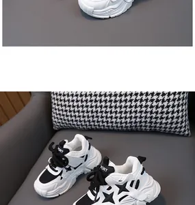 Vista detallada de zapatillas deportivas blancas y negras para niños con estrellas.