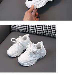 Detalle de zapatillas blancas de malla transpirable para niños con patrón de estrella y suela suave