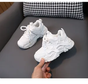 Primer plano de zapatillas blancas transpirables para niños con suela gruesa antideslizante