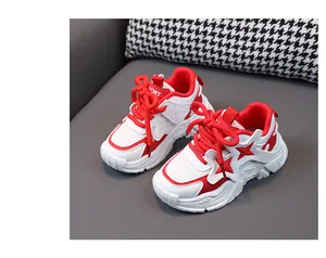 Vista detallada de zapatillas deportivas transpirables rojas y blancas para niños con estrellas
