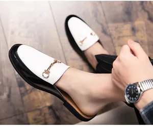 Gros plan sur les mocassins sans talon pour hommes en cuir bicolore avec boucle