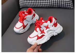 Zapatillas de malla transpirable rojas y blancas para niños pequeños con suela suave