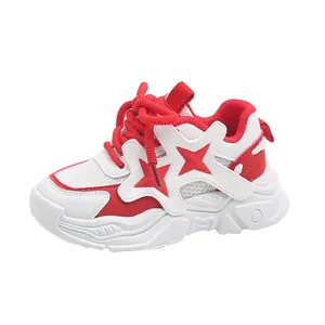 Detalle de zapatillas transpirables rojas y blancas para niños con estrellas