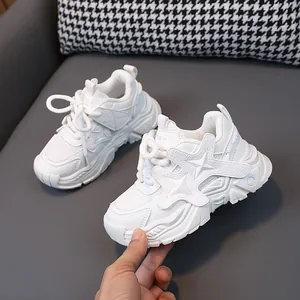 Zapatillas de malla blanca transpirable para niños con suela gruesa y detalles de estrellas
