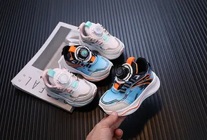 Detailansicht der Kleinkind-Sportschuhe mit mechanischem Drehverschluss und Mesh-Obermaterial