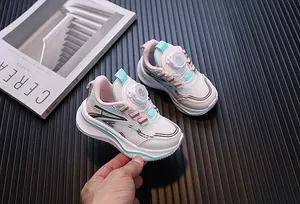 Detailansicht der atmungsaktiven Kleinkind-Sneaker mit praktischem Drehverschluss