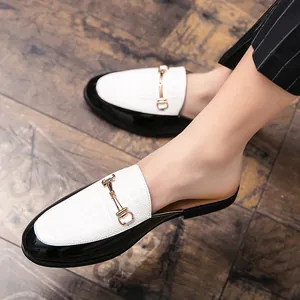 Mules élégantes en cuir pour hommes avec boucle dorée et contraste noir et blanc