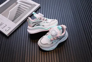 Detailansicht stilvoller Kleinkinder-Sneaker mit einem praktischen Drehverschluss-System