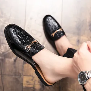 Mules en cuir noir à motif crocodile pour hommes avec boucle dorée élégante et chic